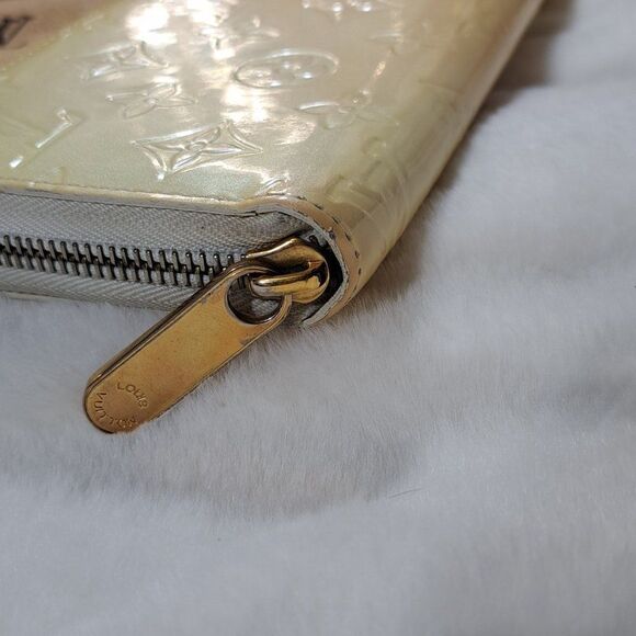 Authentic Louis Vuitton Vernis Enamal Patent Leather Zip Around Wallet - Picture 14 of 16